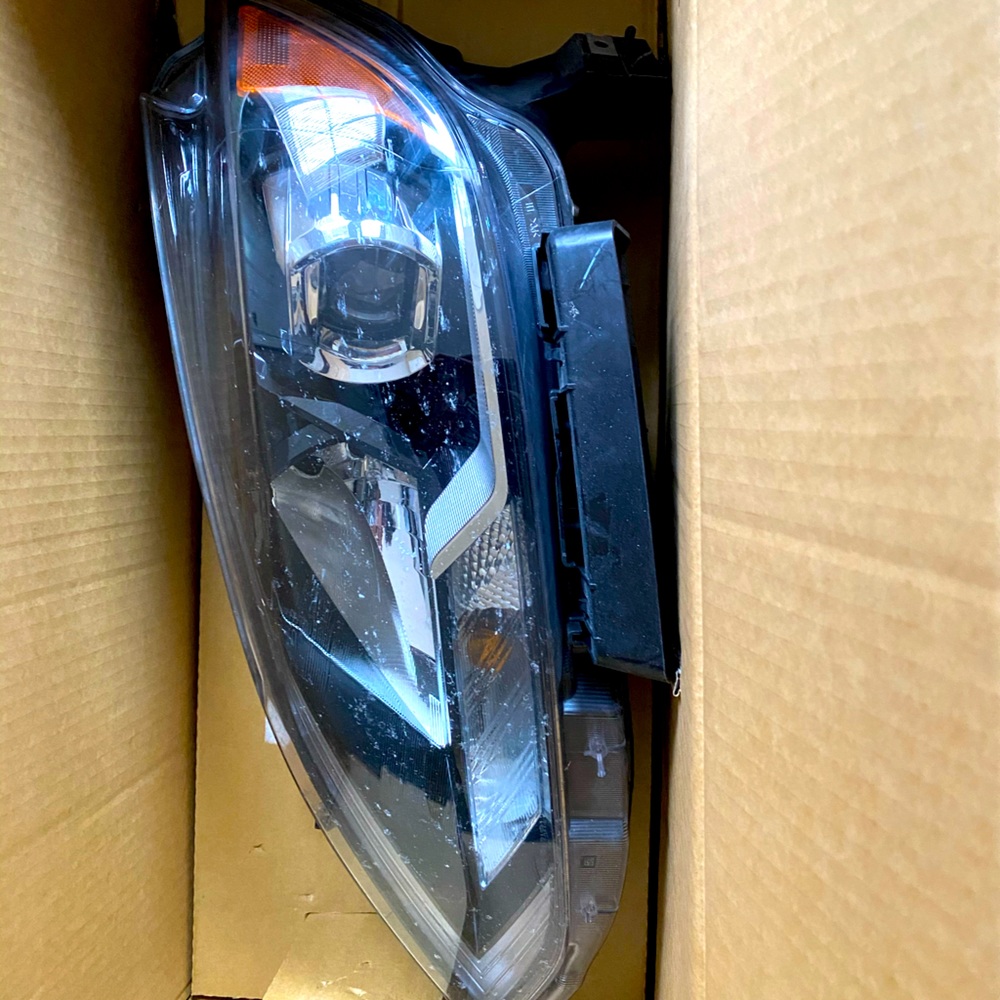 2017 Nissan Sentra sr halogen headlight (left)